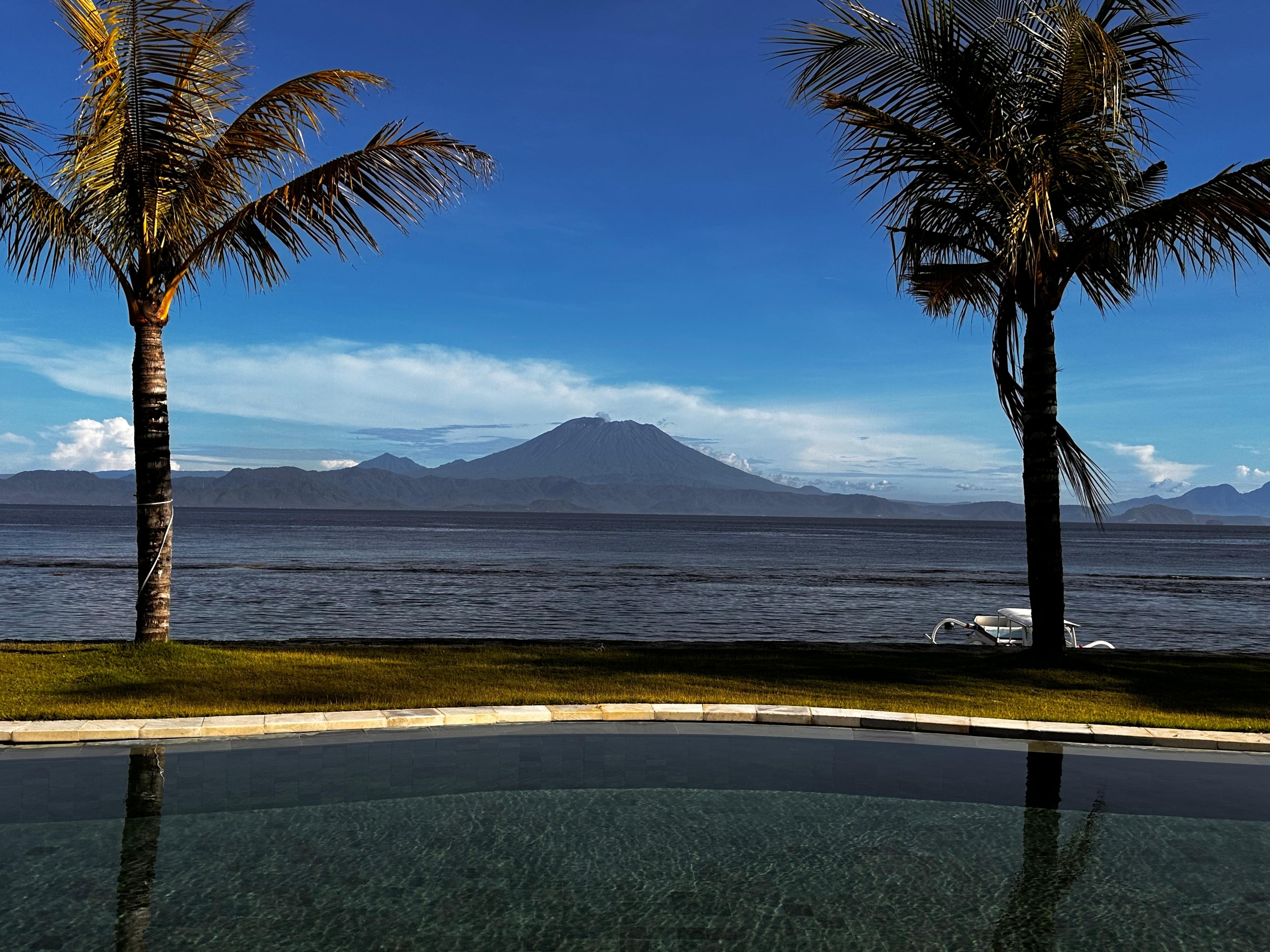 Vue de la piscine sur l’océan et le volcan de bali