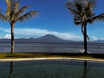 Vue de la piscine sur l’océan et le volcan de bali