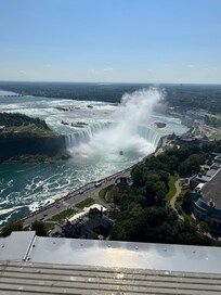 An east 30 minute drive to Niagara Falls, Ontario