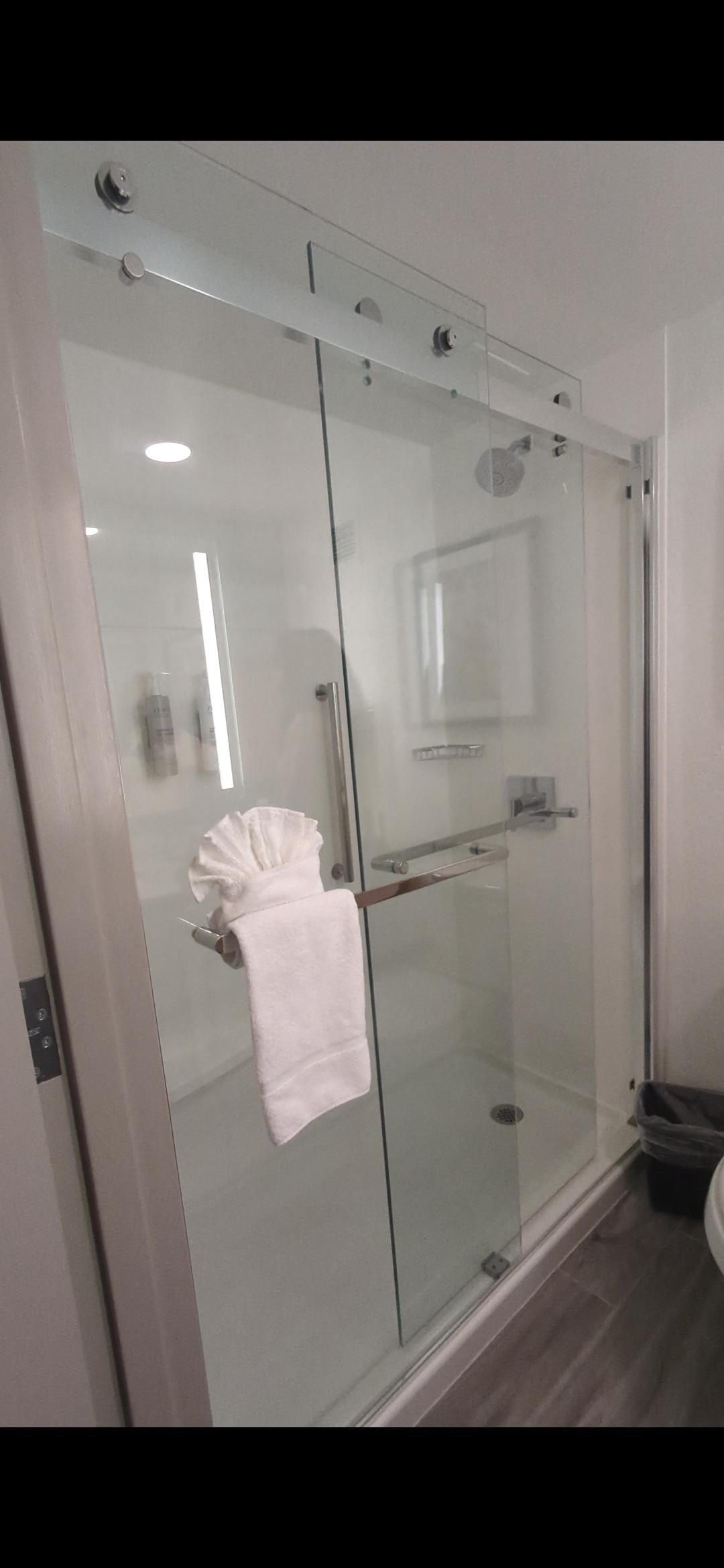 Spacious clean bathroom 