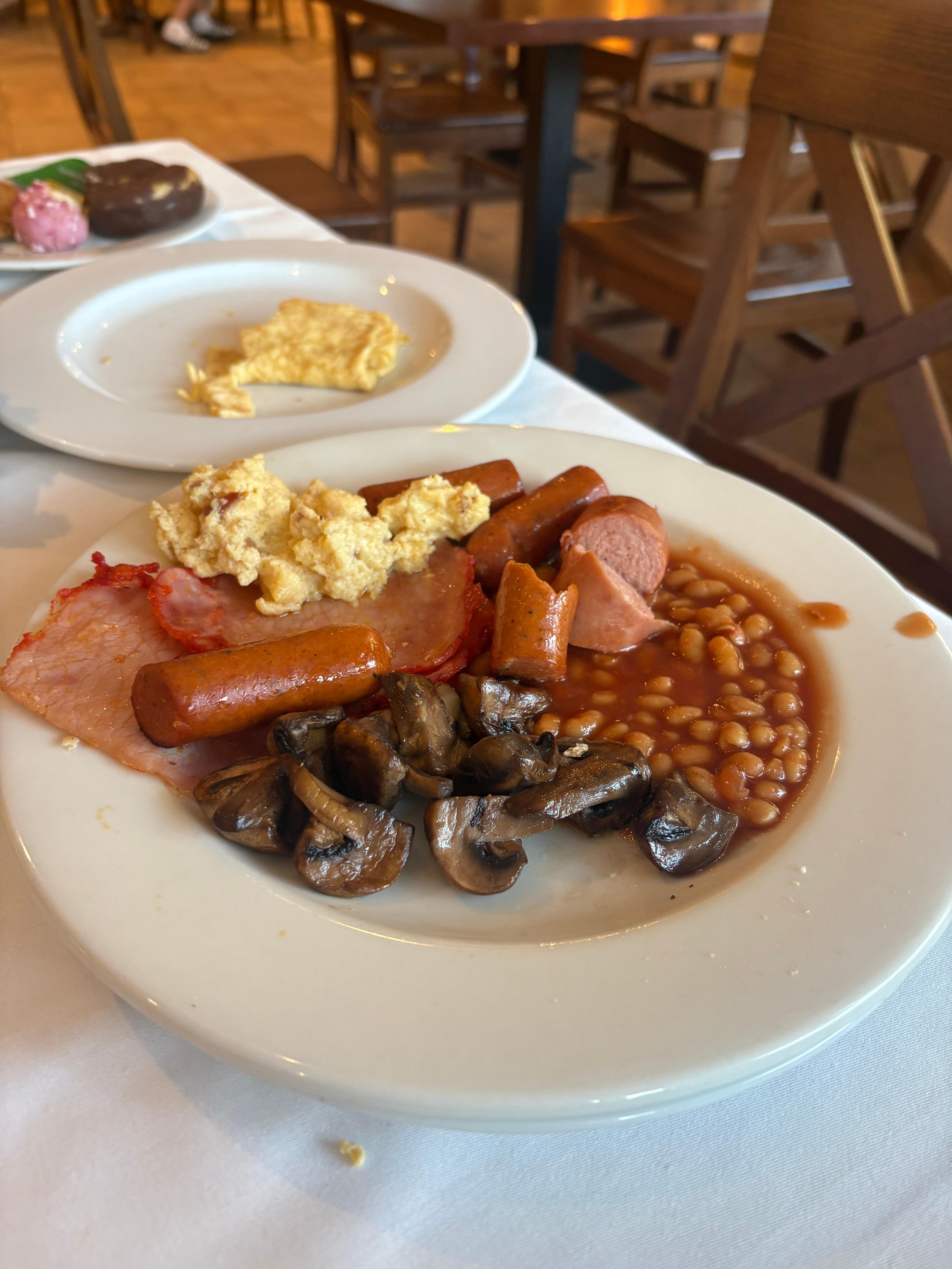 Said the breakfast was cold, offered to heat up in the microwave but I declined, they made an omelette with no seasoning and tasted of pancakes as they aren’t cleaning the cooking area 