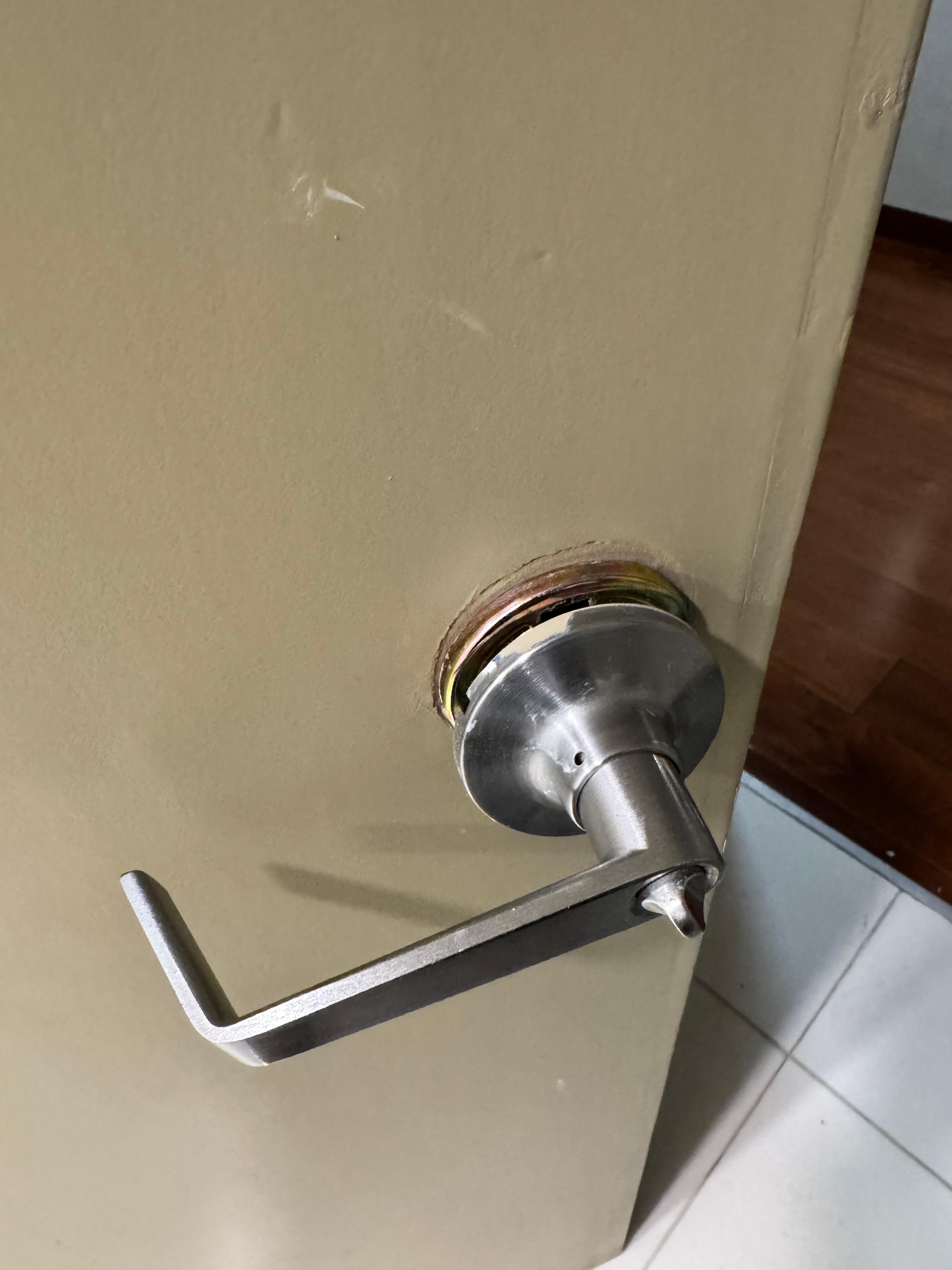 Puerta con la
Manija floja.