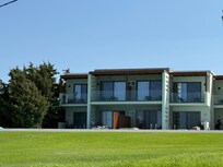 eines der Gebäude mit Blick aufs Meer
