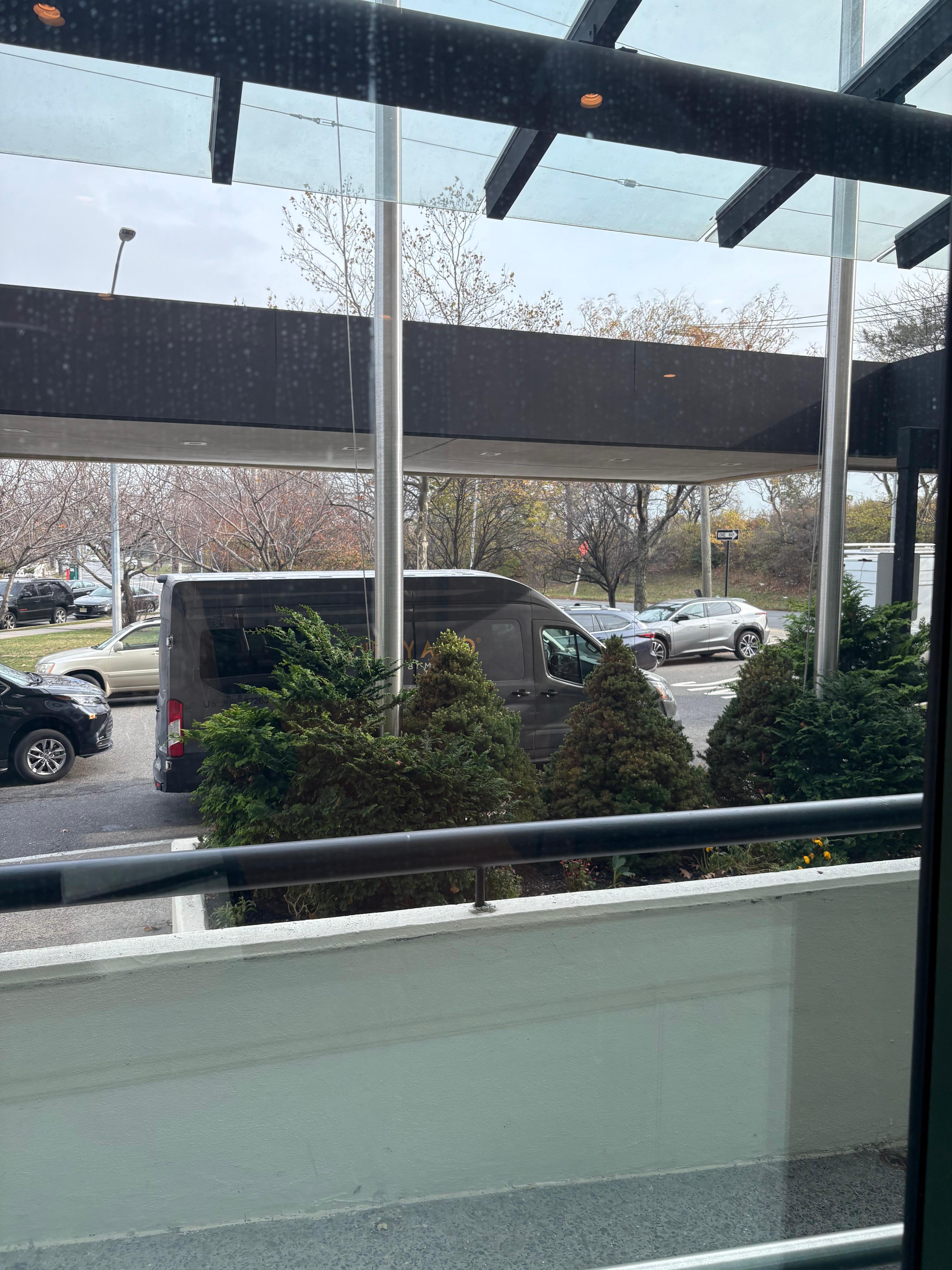 滞在中はこのバスが来てくれていました。色々なバスが待合所にいますがMarriottと書いてあるので一目瞭然でした。