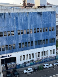 Edificio frente a la puerta principal.