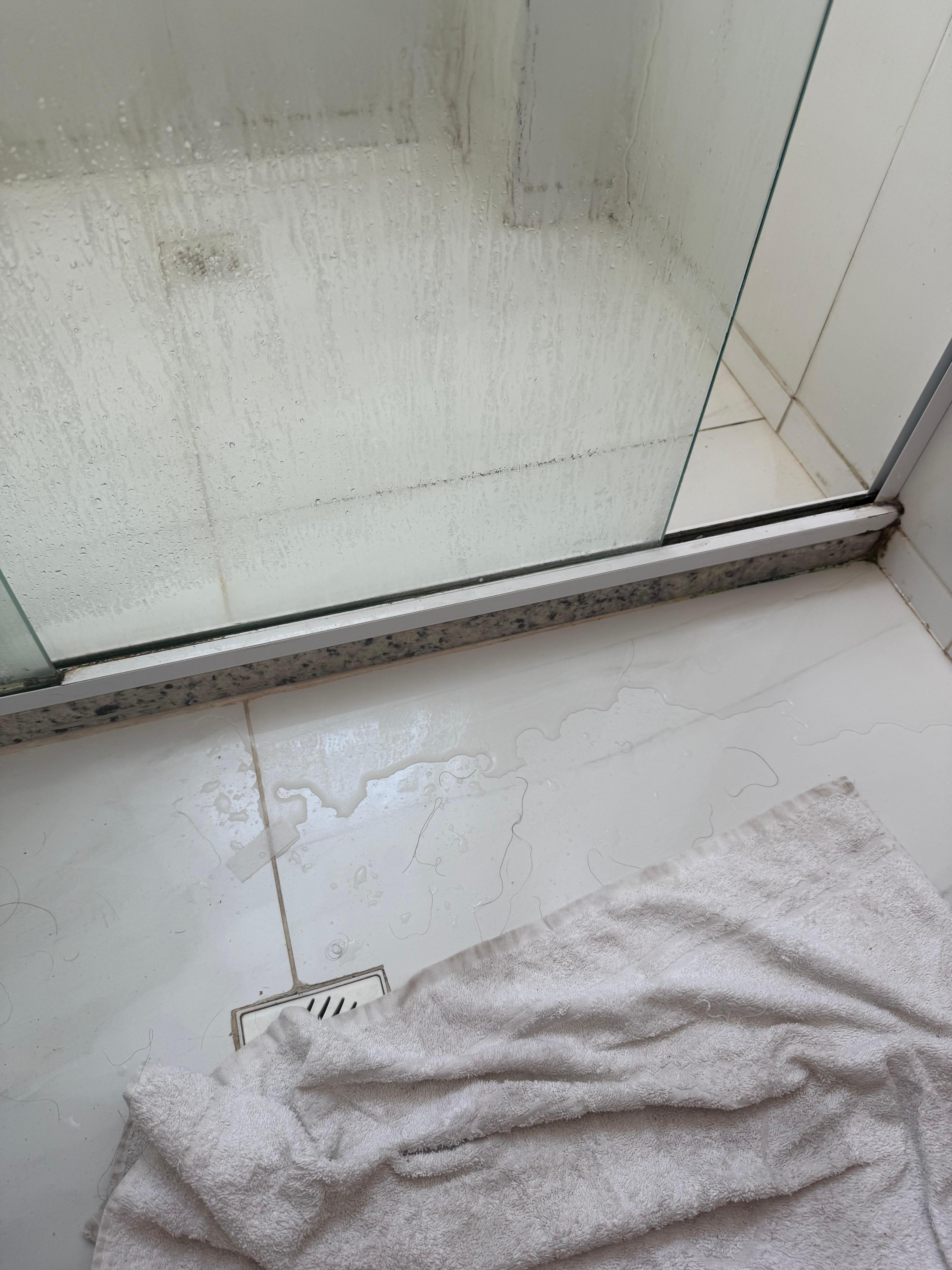 Ainda uma água escorrendo do box pra o resto do banheiro.