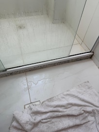 Ainda uma água escorrendo do box pra o resto do banheiro.