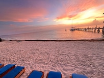 Amanecer en la playa. Frente al restaurante Cielito Lindo.