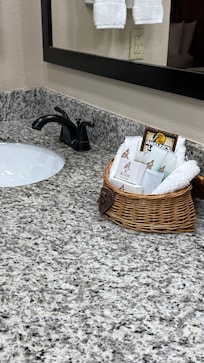 Sink/Toiletries