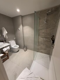 Douche avec ouverture porte sur la douche