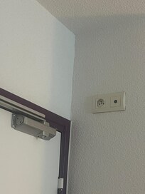 Enchufe muy alto e inservible