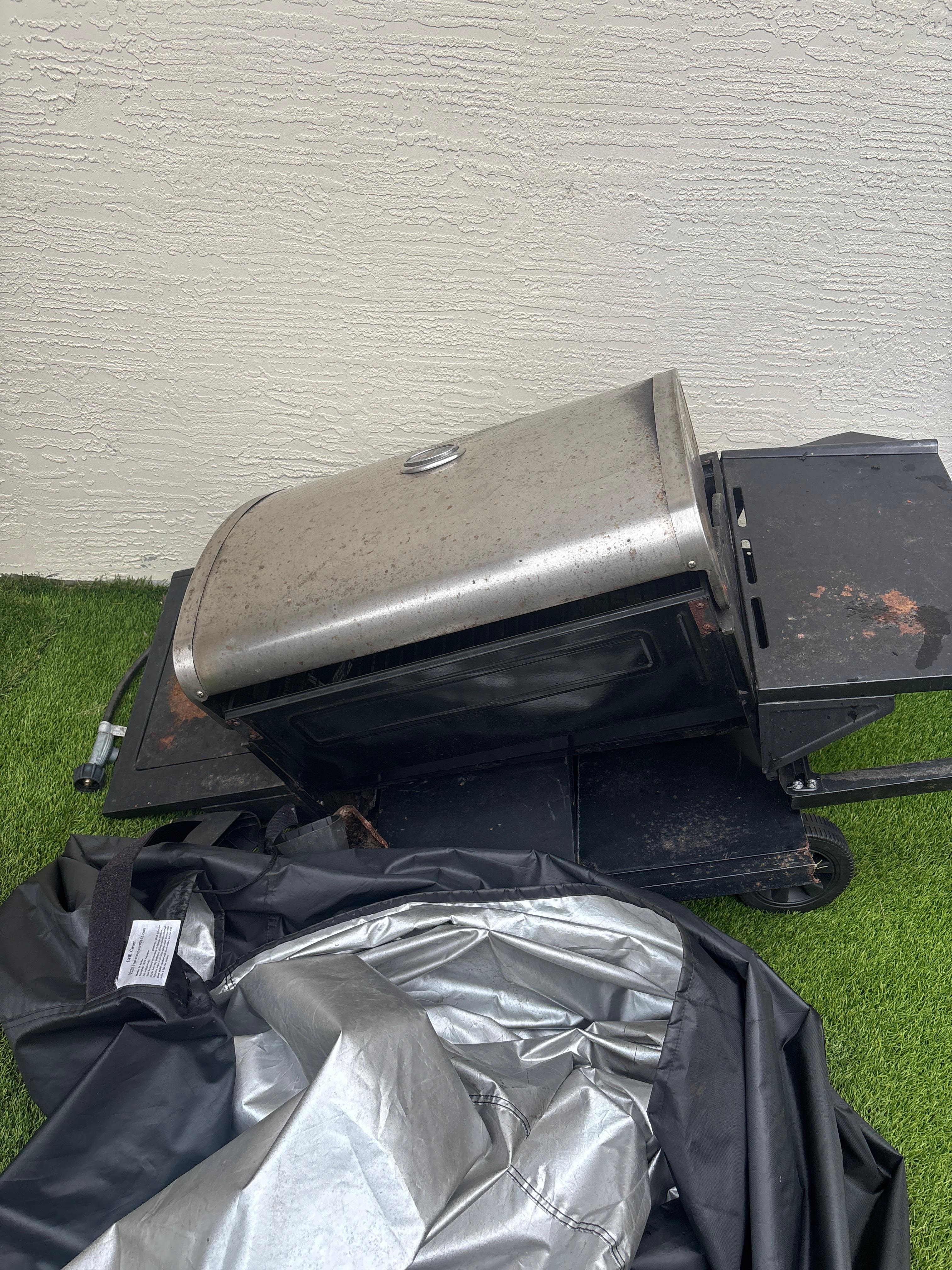 Unusable BBQ. When I asked about it, no response was given.