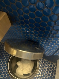 Garbage not emptied from previous guest