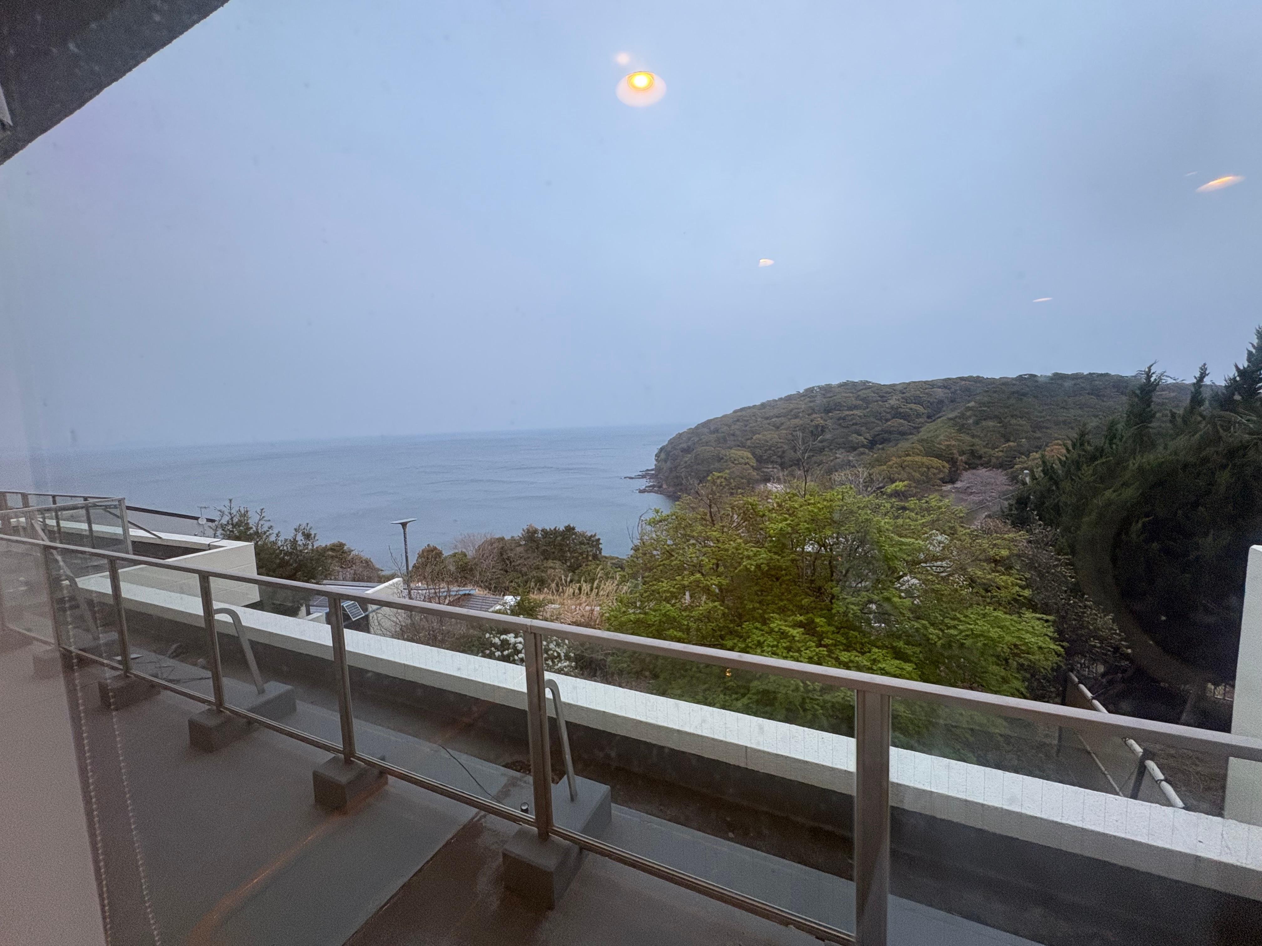 食堂から一望できる海と山