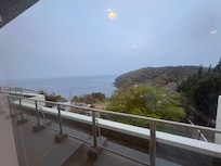 食堂から一望できる海と山