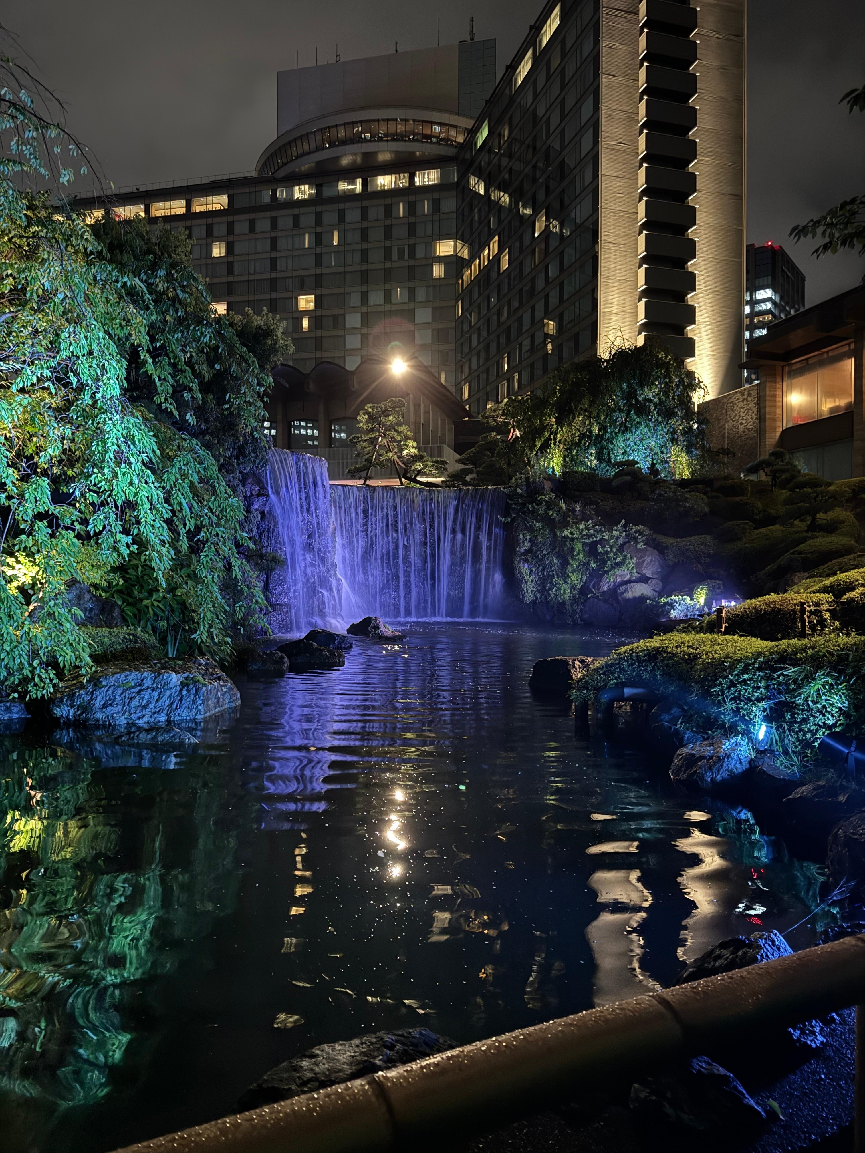 細雨中的庭外瀑布！