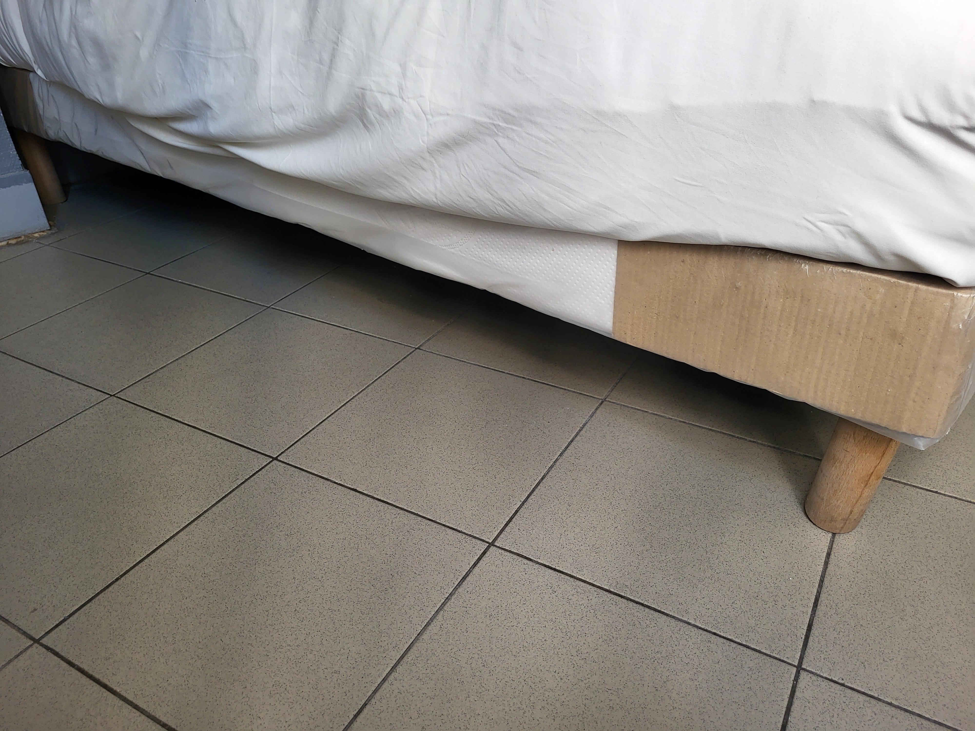 Bettgestell noch verpackt, trotzdem wackelig