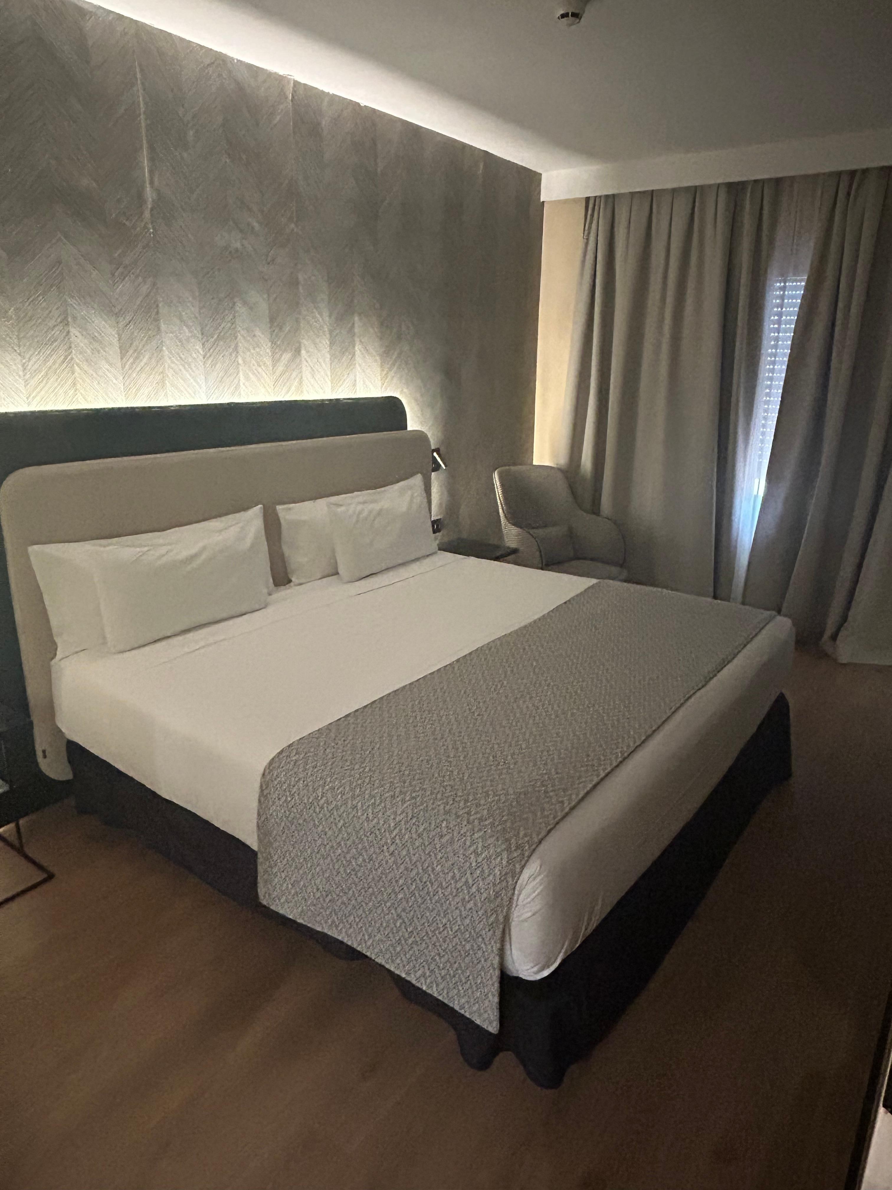 Chambre avec grand lit double 