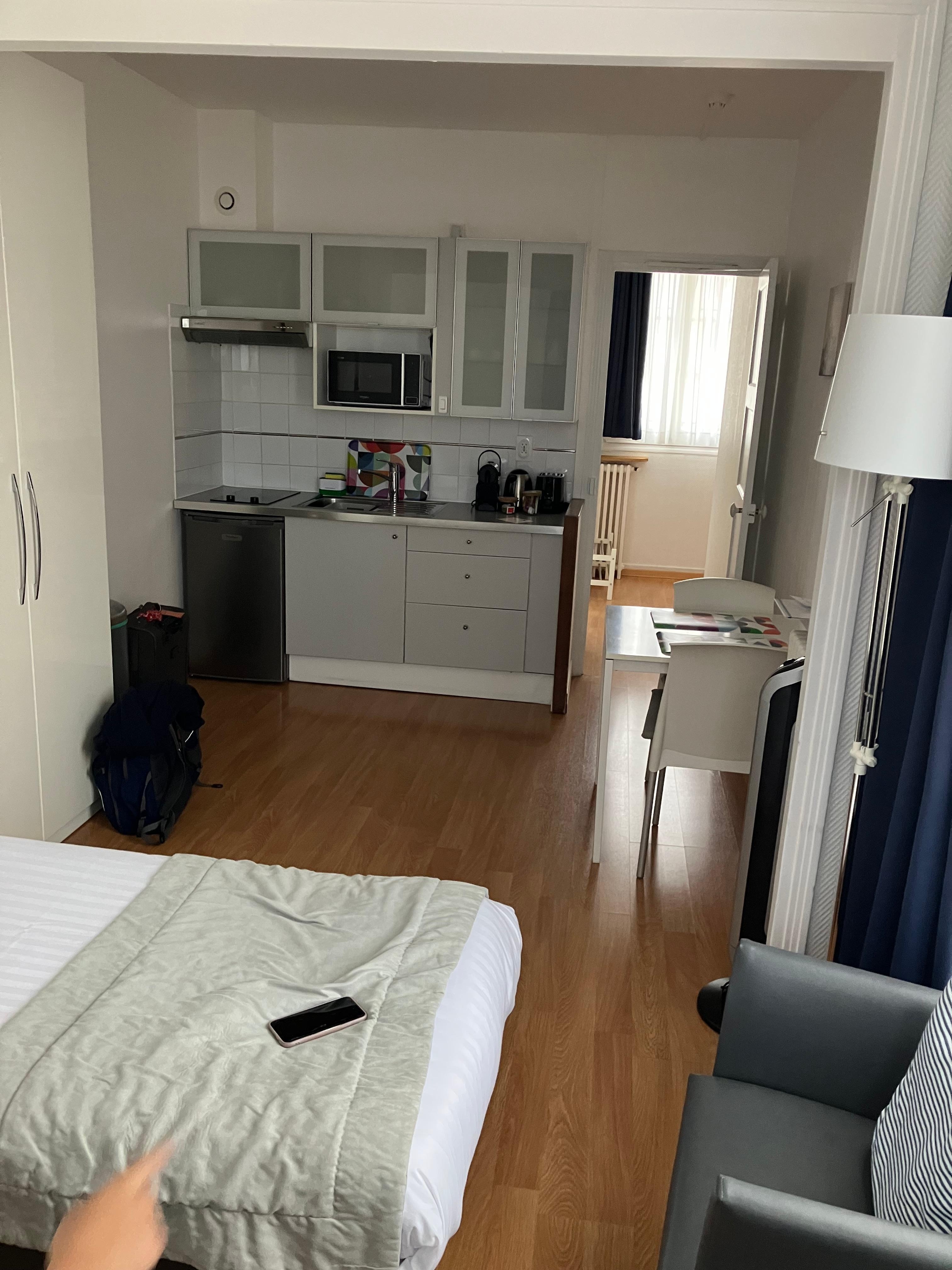 Cuisinette et espace repas (rare à Paris)