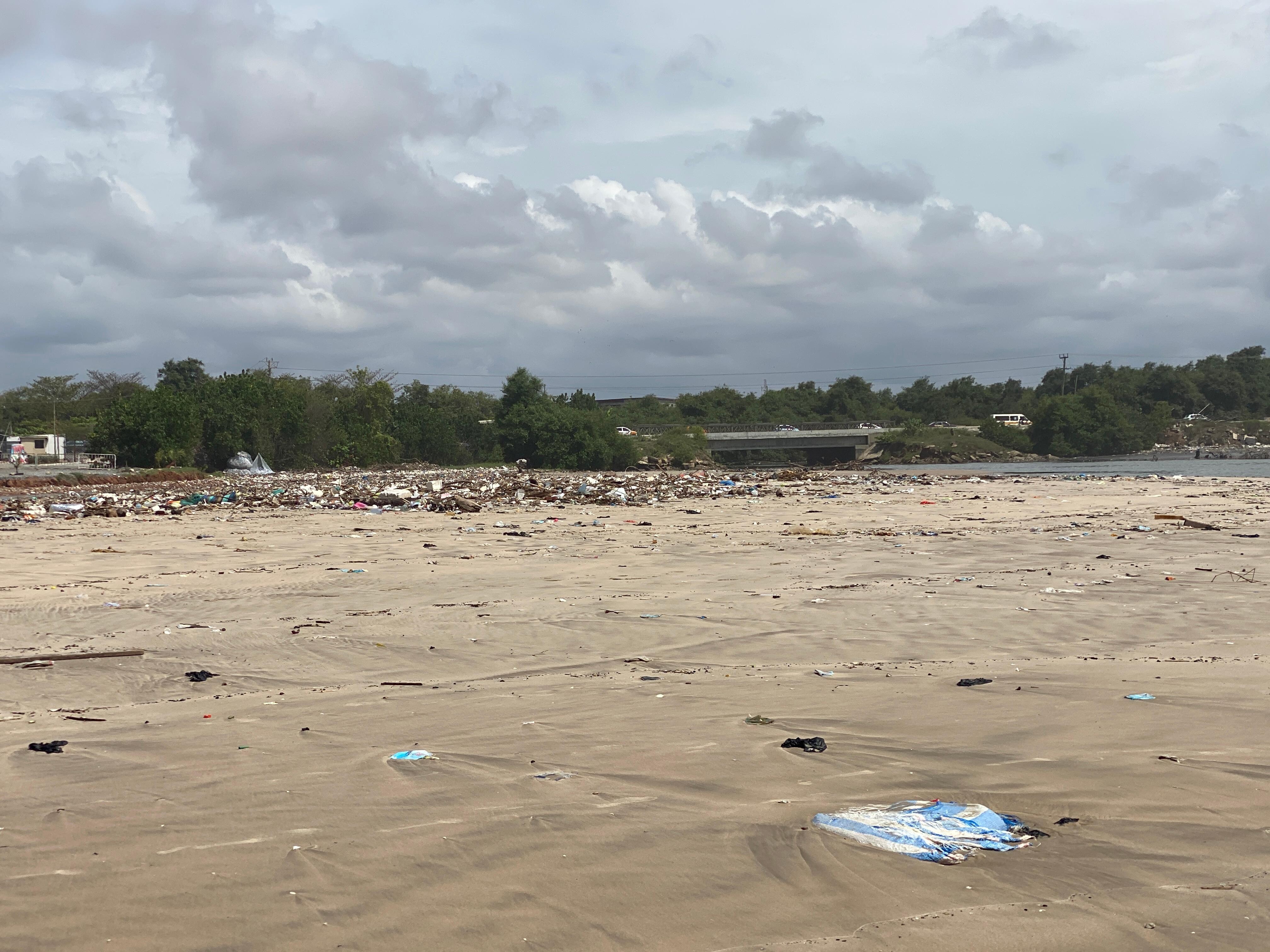 Lagoon Nähe Hotel voll mit Müll und Plastik 