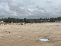 Lagoon Nähe Hotel voll mit Müll und Plastik