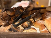 Ălskar sĂ€rskilt lokalt levererat bröd pĂ„ frukosten