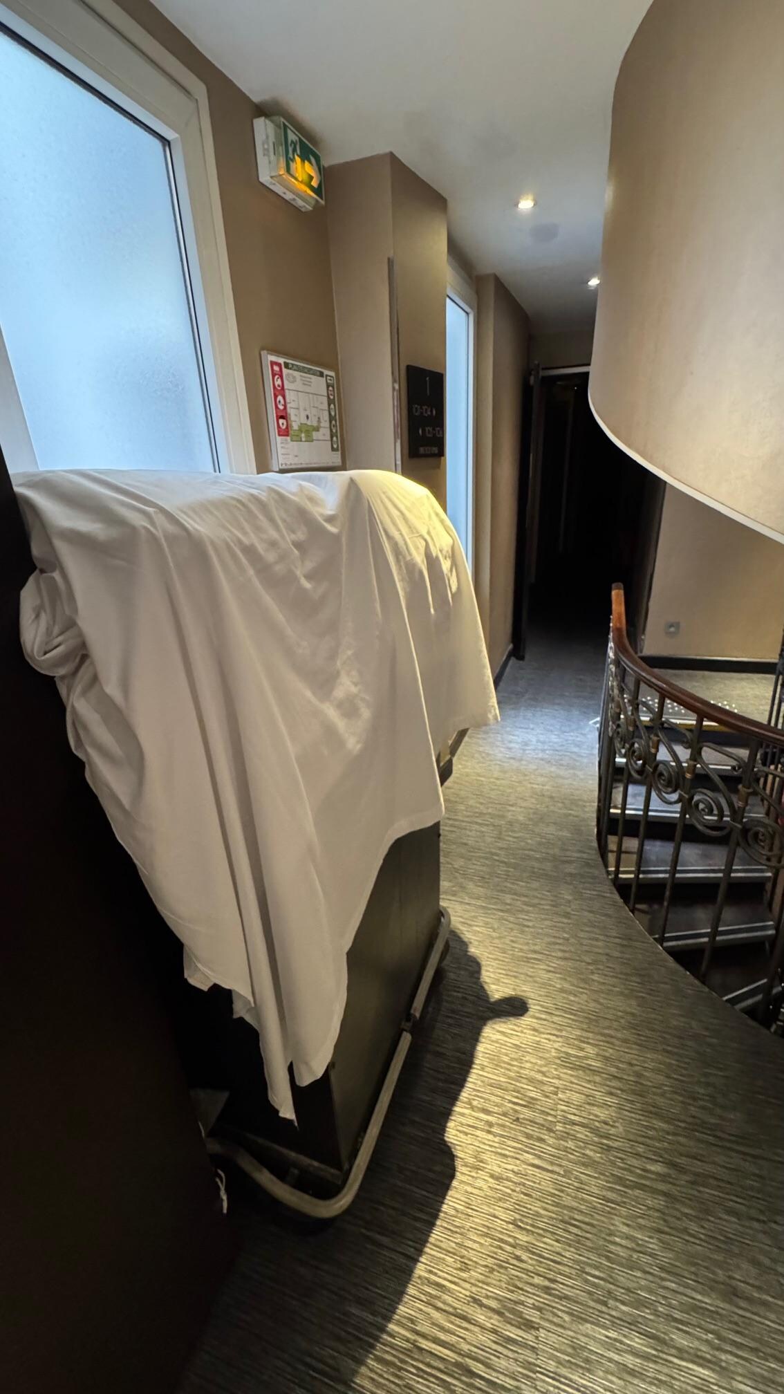 Chariot à poste fixe dans couloir chambres