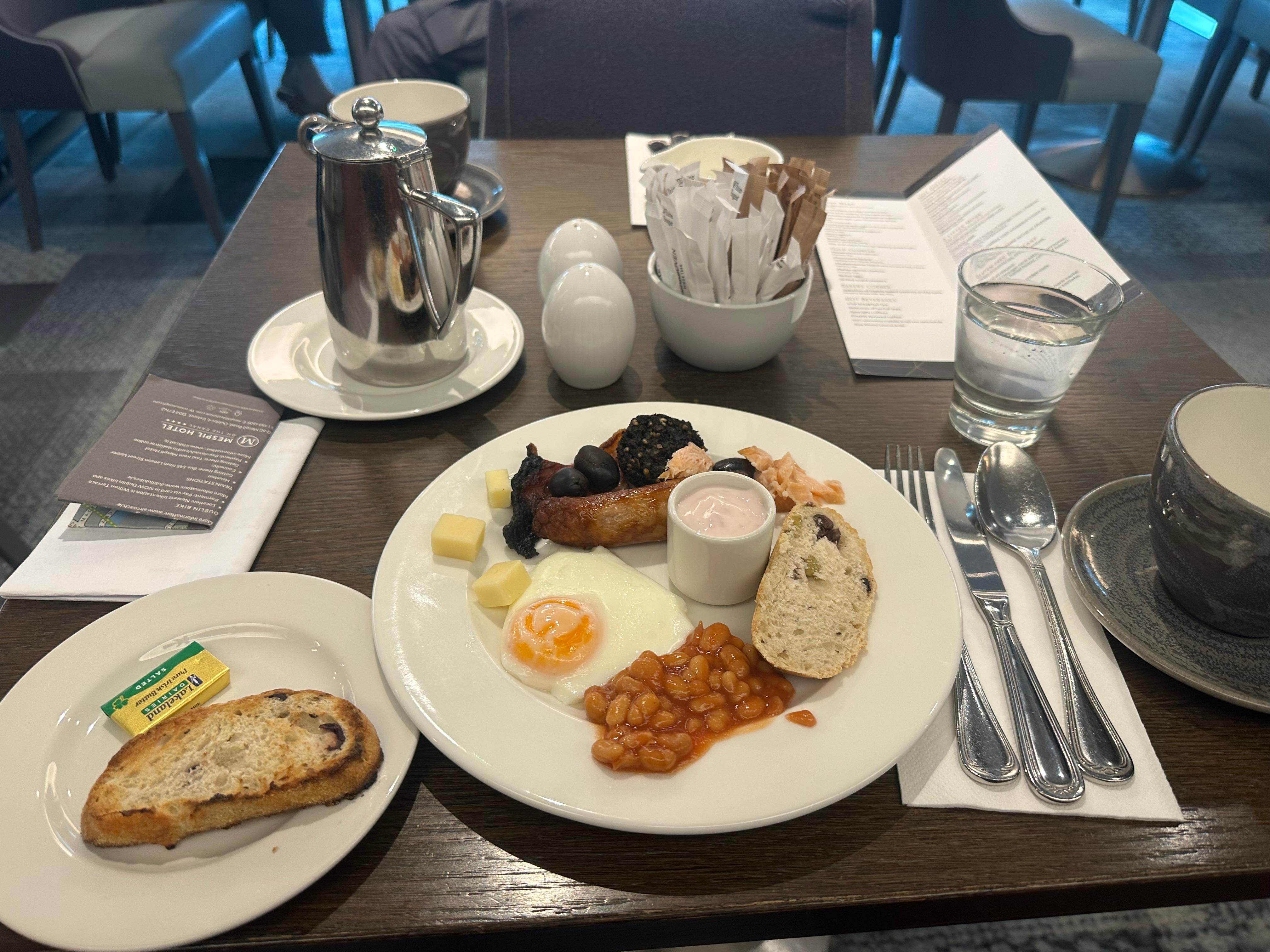 Proper FULL Irish breakfast. Everything you could want is included! 