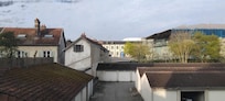 les garages tout près (sans doute d'une époque où les voitures étaient moins volumineuses)