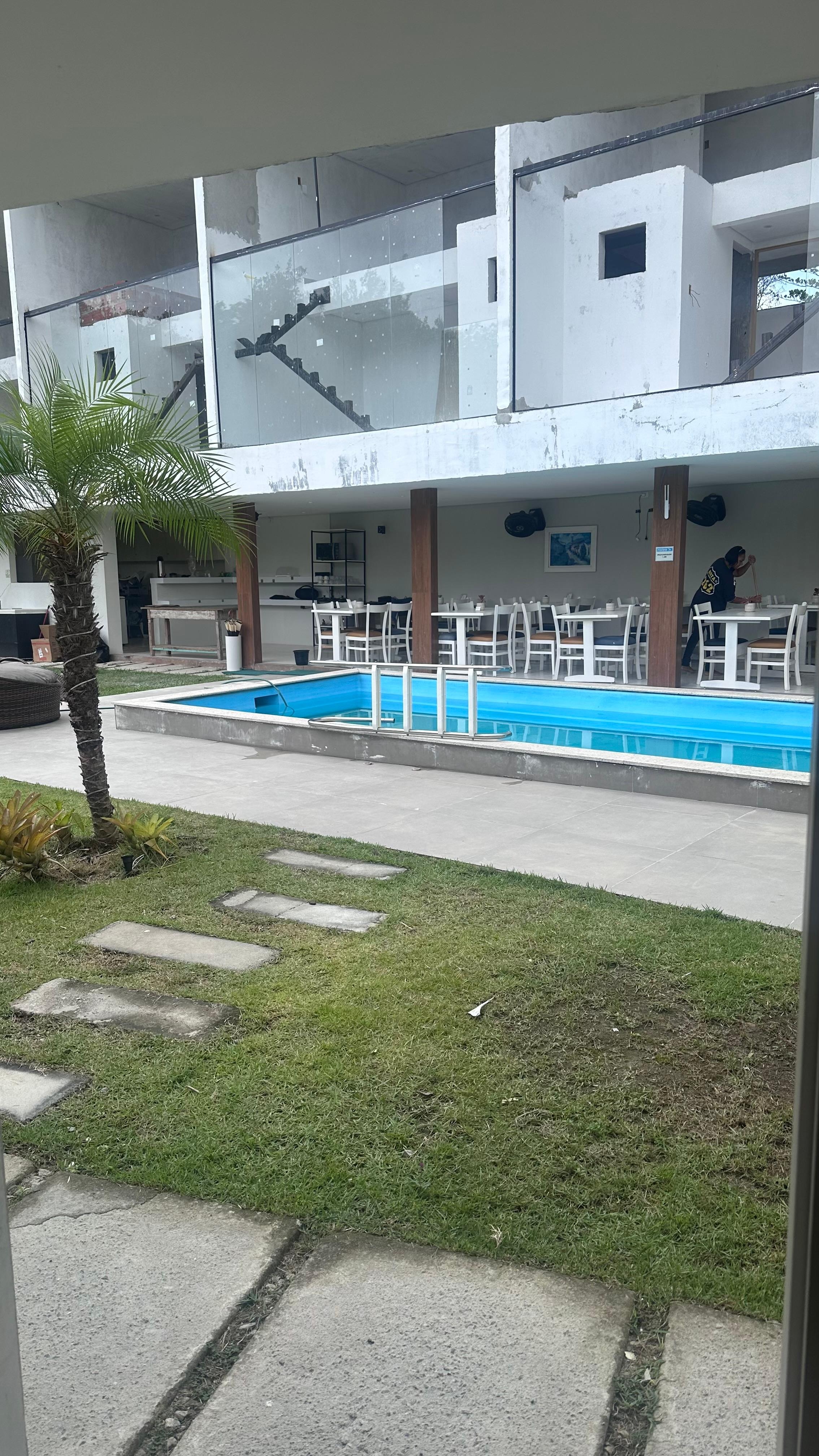 Obras próximo à piscina.