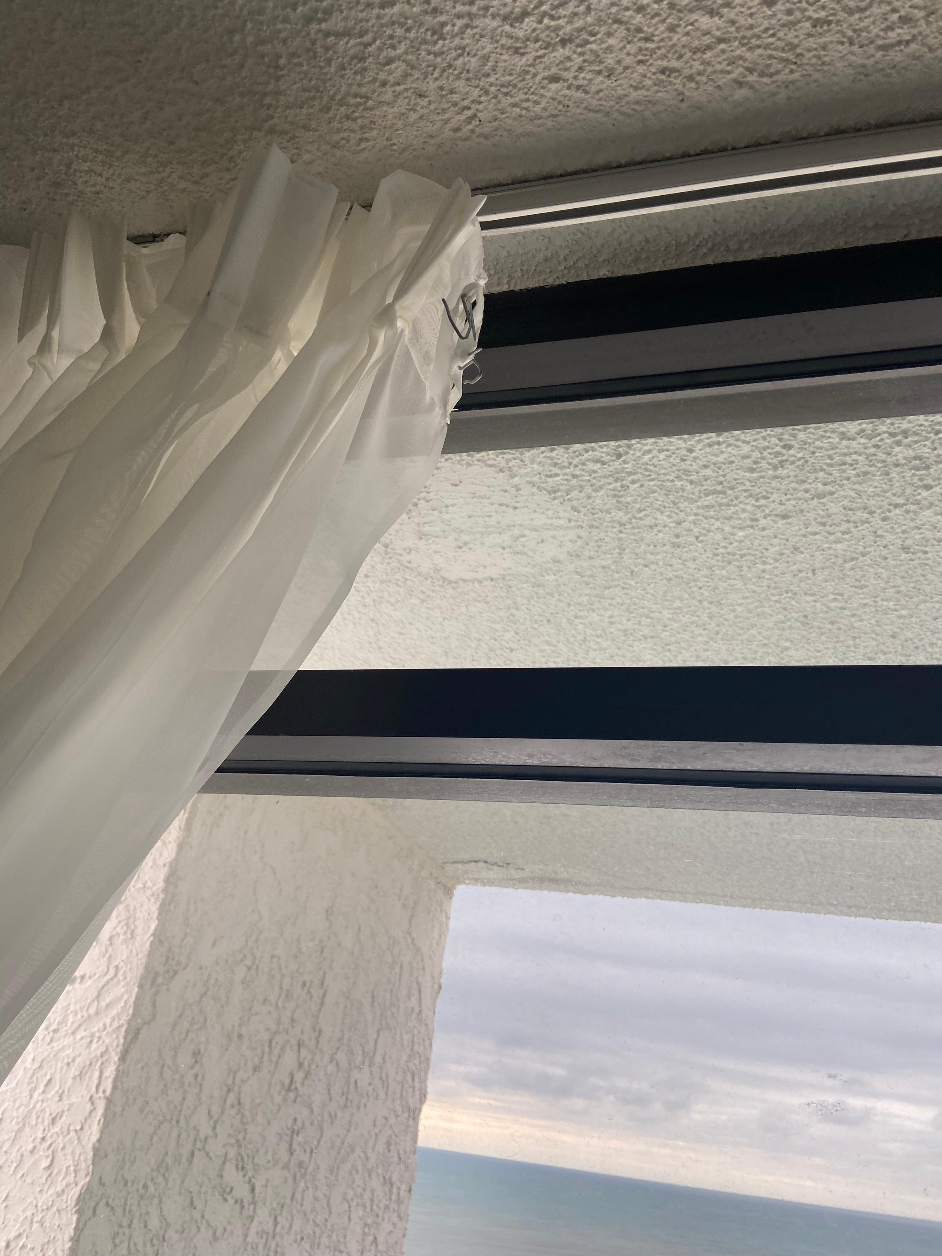 Curtains not correctly attached to traverse rod