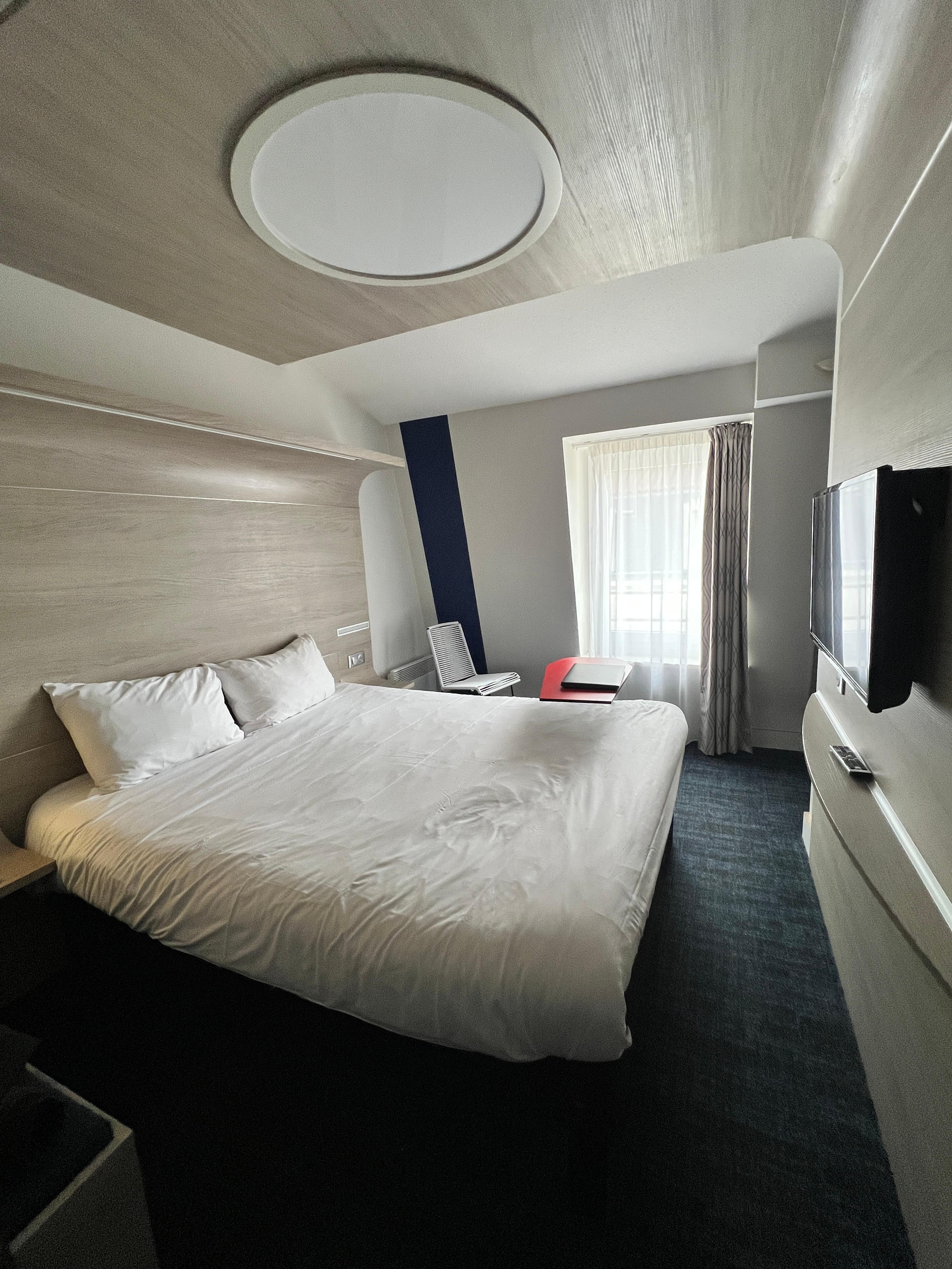 Chambre avec un très bon lit 