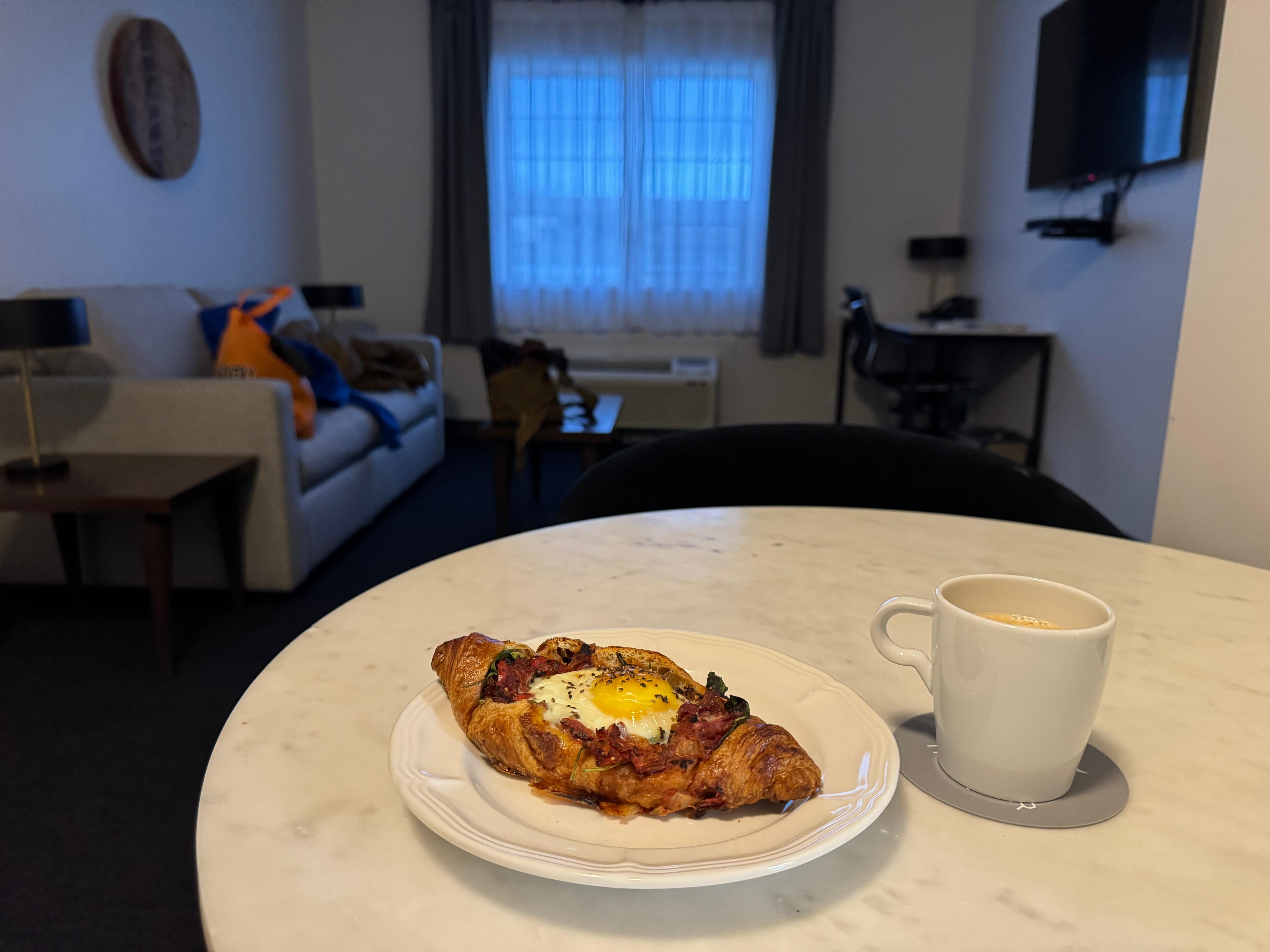 Nice cosy dining table between living room and kitchen