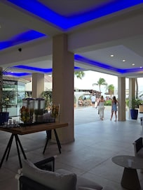 Lobby with bar and café.