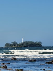 La isla de sacrificios al fondo