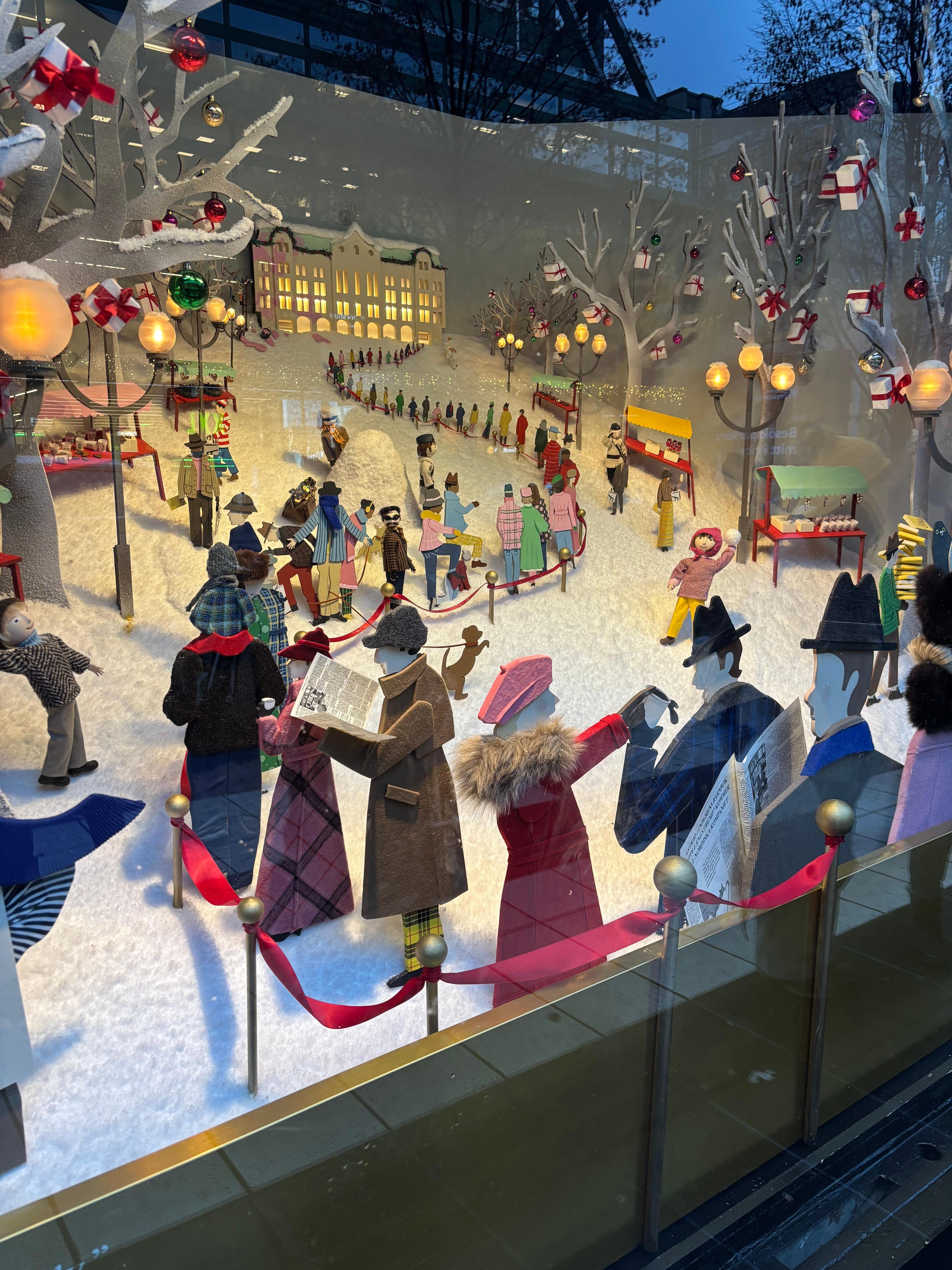 Ett av NK:s skyltfönster med vacker julskyltning! 🧑🏽‍🎄
