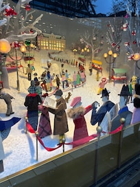 Ett av NK:s skyltfönster med vacker julskyltning! 🧑🏽🎄