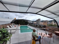 Pool mit Poolbar auf dem Dach