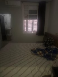 vista geral quarto e banheiro