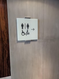 レセプションフロアにオムツ換えなどが出来るトイレがある