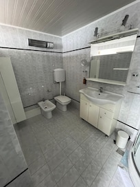 Badezimmer im kleinen Zimmer