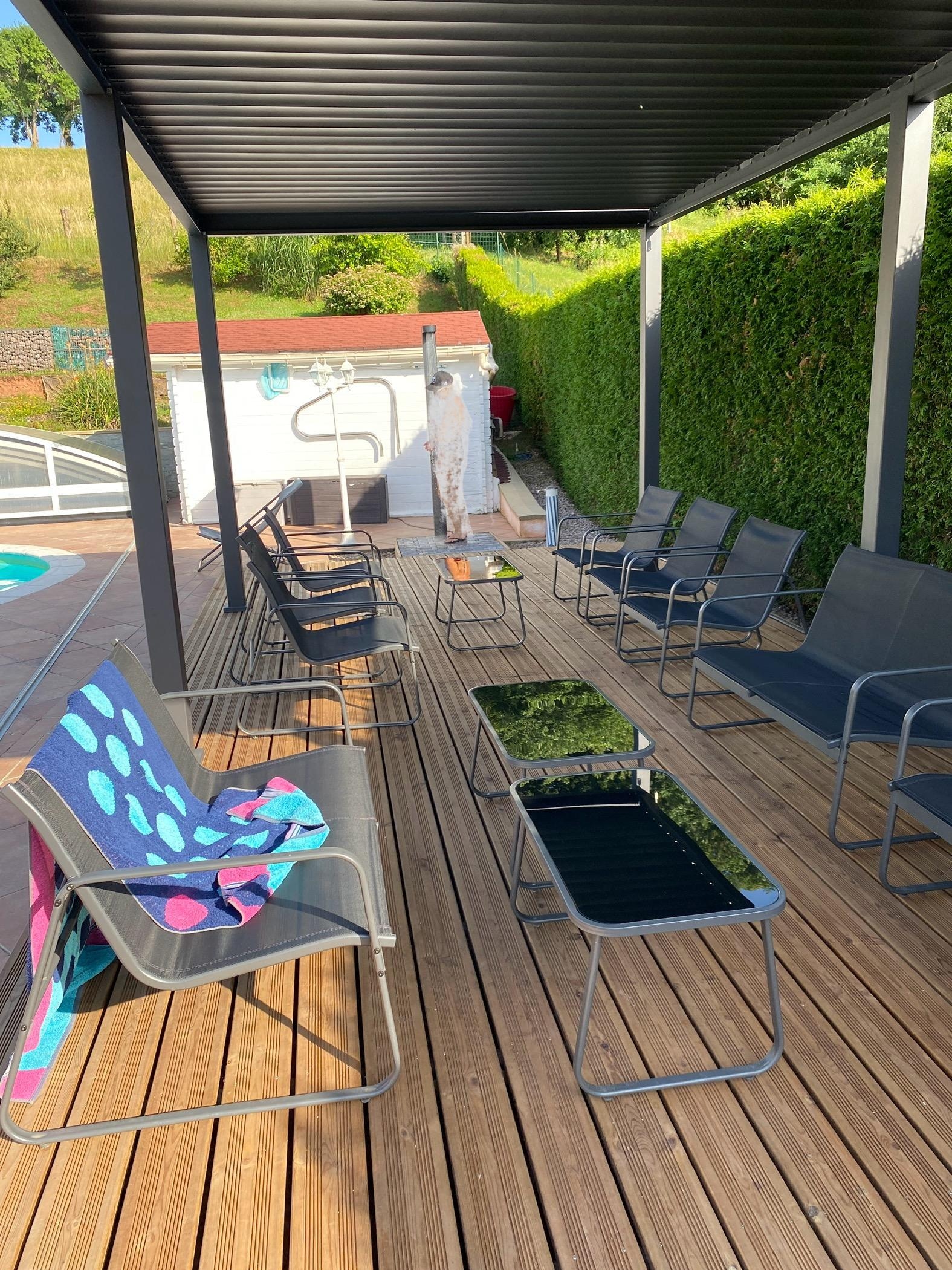 neuer Sitzplatz mit Solardusche am Pool