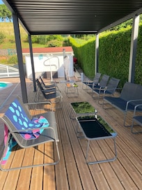 neuer Sitzplatz mit Solardusche am Pool