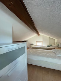 Hauteur sous plafond inférieure à 1,60m.
La norme est de 1,80m minimum