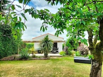 Le jardin, cÎté nord ensoleillé avec l'un des cerisiers