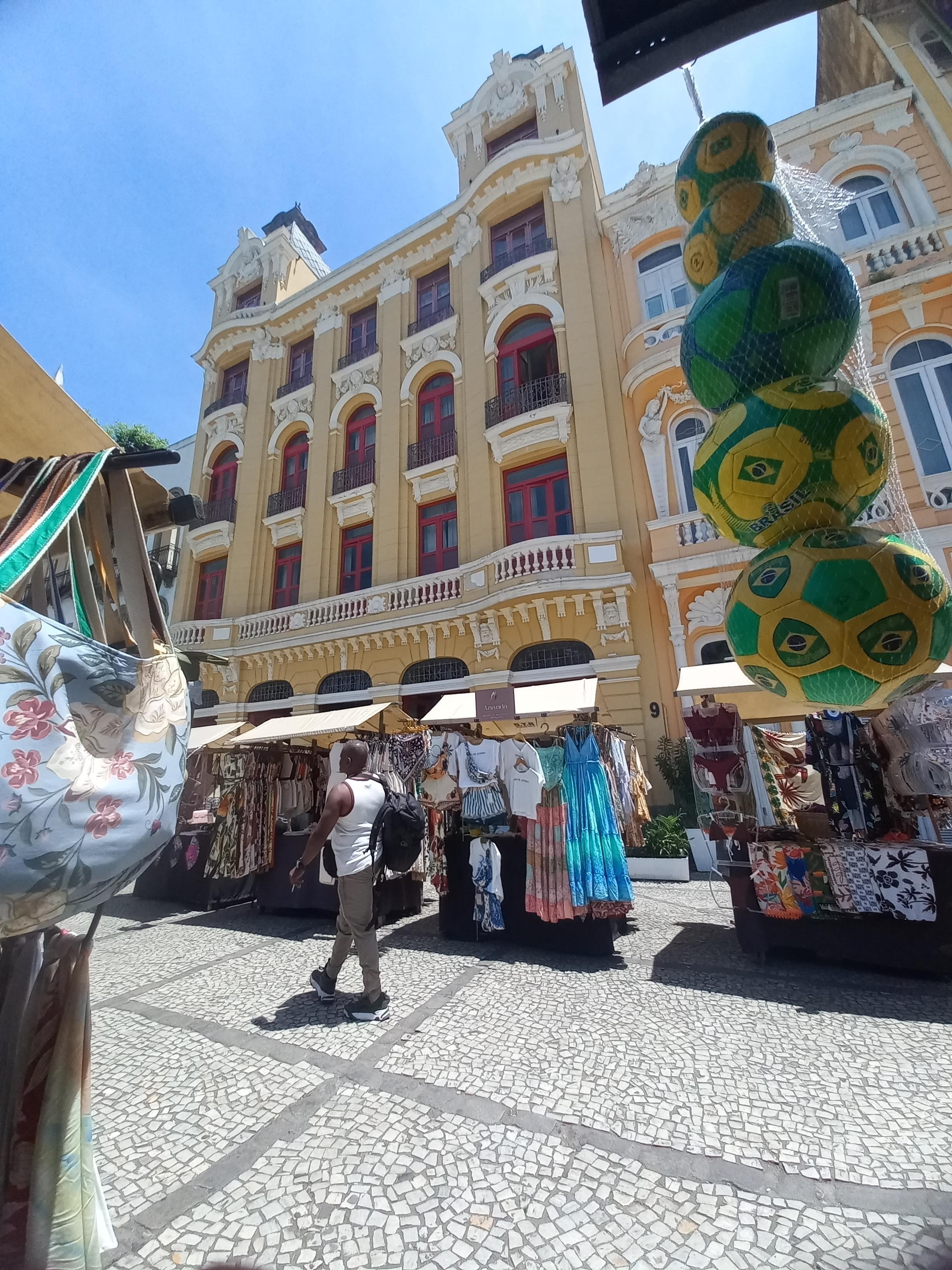 Street vendors right outside the entrance