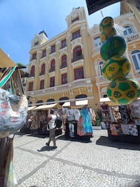Street vendors right outside the entrance