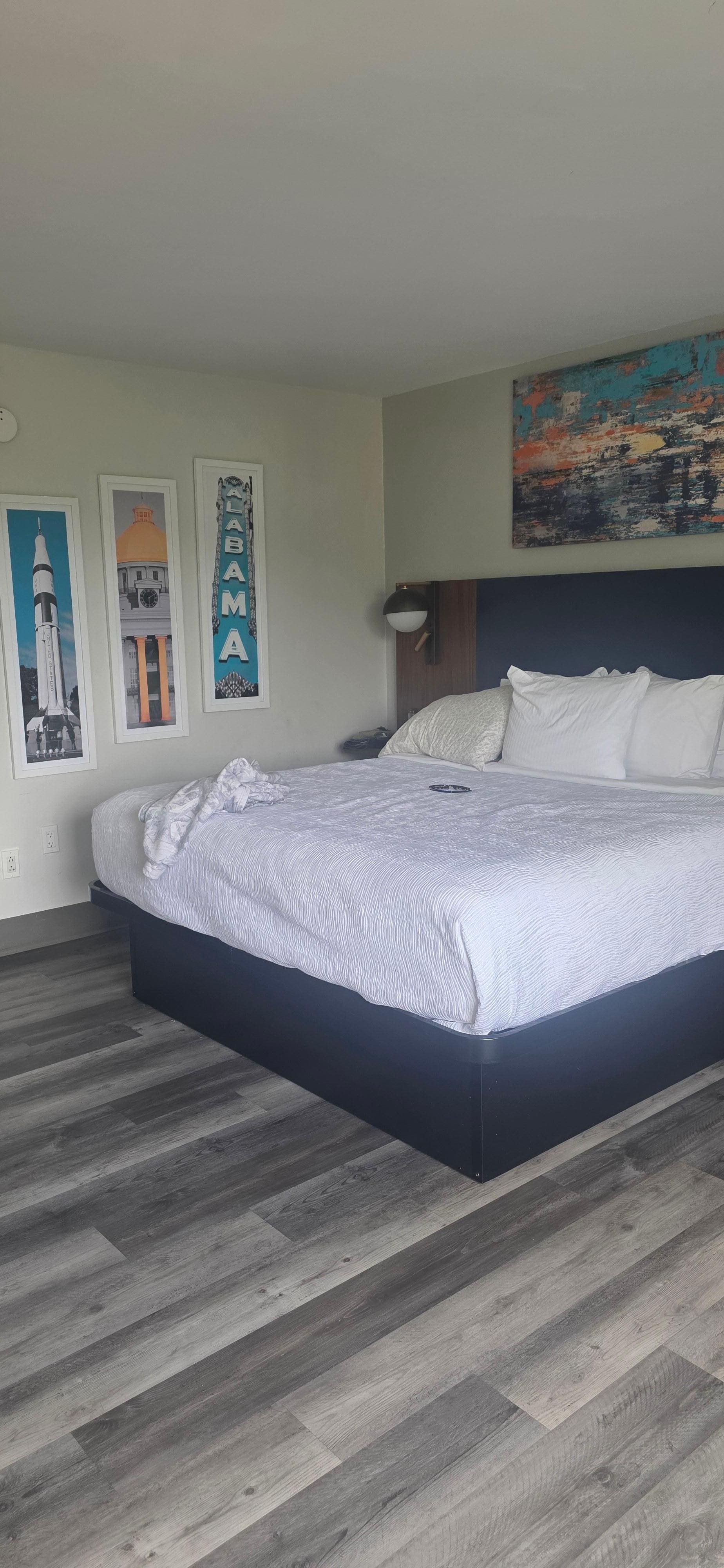 King size bed. In spacious room. There's no dresser which i thought was a little weird but you do have a closet to hang clothes in. 