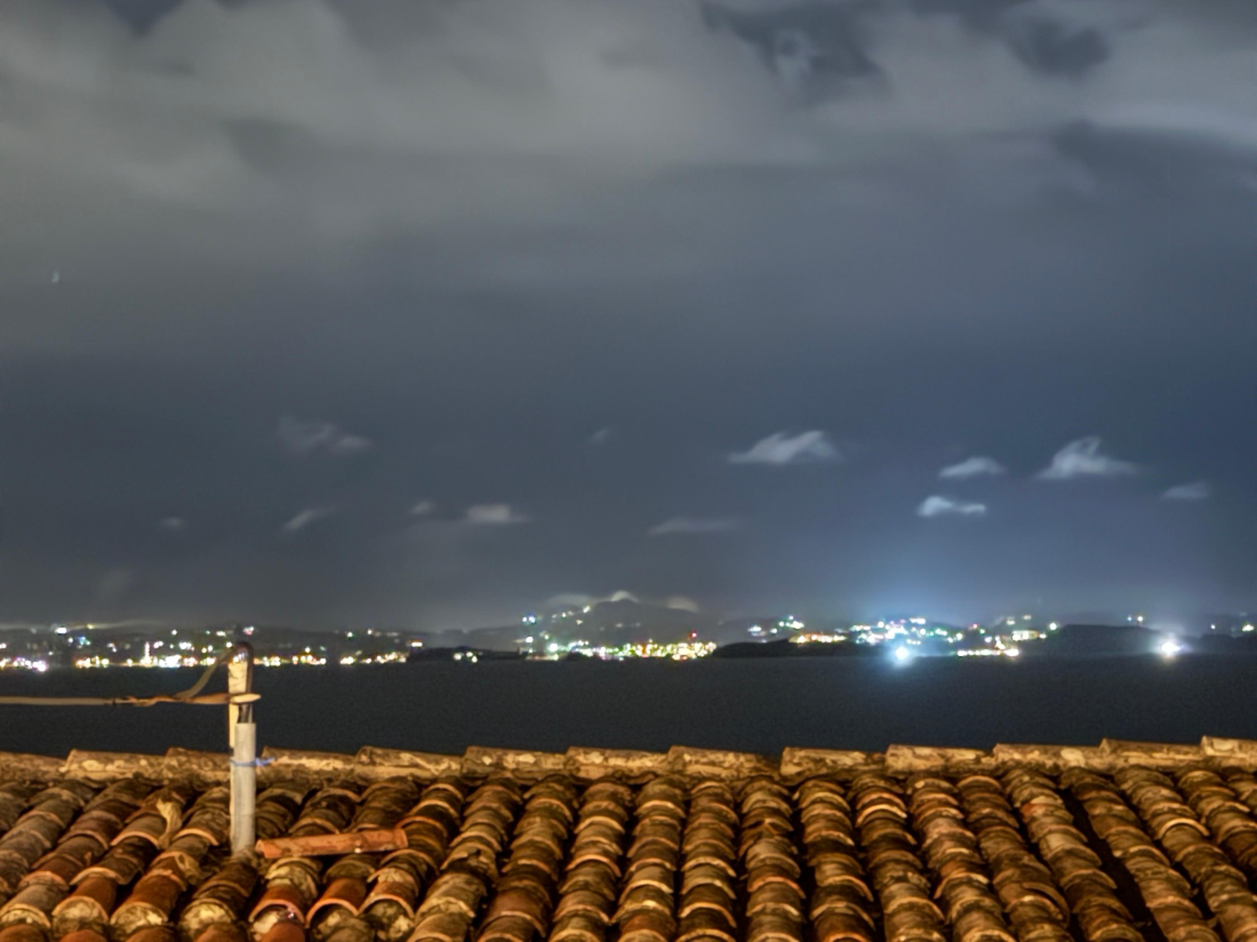 Blick v Terrasse, es ist zwar tw v Dach verdeckt aber man sieht das Meer gut
