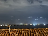 Blick v Terrasse, es ist zwar tw v Dach verdeckt aber man sieht das Meer gut